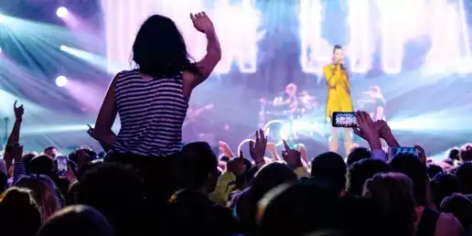 عوام میں مقبول